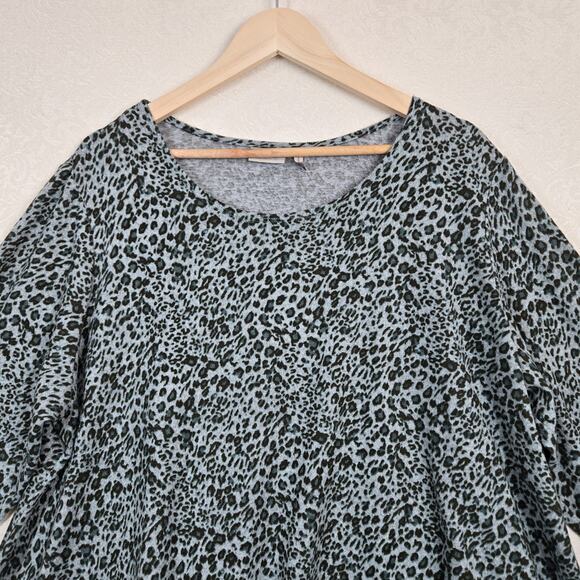 Logo by Lori Goldstein Animal Print Top sz 2X Green 3/4 Sleeve Step Hem - Picture 3 of 12